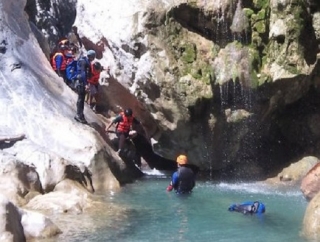 Saltando desde manantial